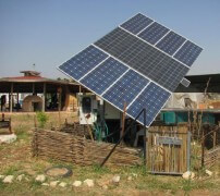 תמונה 2: פאנל סולרי המשמש כמקור החשמל העיקרי לחווה אקולוגית, סמוך למודיעין-מכבים-רעות. המקור לתמונה: ויקיפדיה.