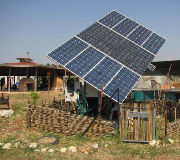  פאנל סולרי המשמש כמקור החשמל העיקרי לחווה אקולוגית, סמוך למודיעין-מכבים-רעות. המקור לתמונה: ויקיפדיה.