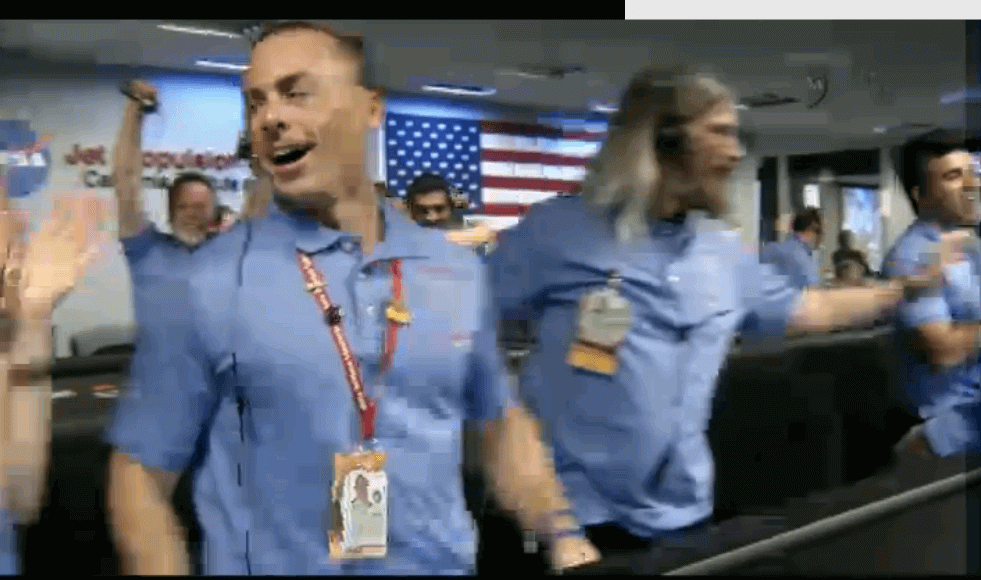 שמחה במטה JPL עם הנחיתה בשלום של רכב החלל קיוריוסיטי על מאדים, 6 באוגוסט 2012. צילום: NASA TV