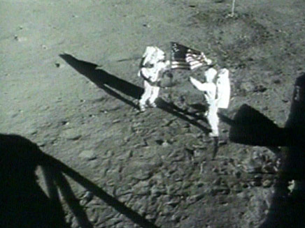 ניל ארמסטרונג ובאז אלדרין נוטעים את דגל ארה"ב על הירח, 20 ביולי 1969. צילום: נאס"א
