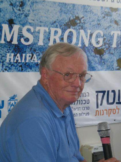 ניל ארמסטרונג בביקורו במדעטק-חיפה ושיחתו עם תלמידים, 10 ביולי 2007. צילום: טל ענבר