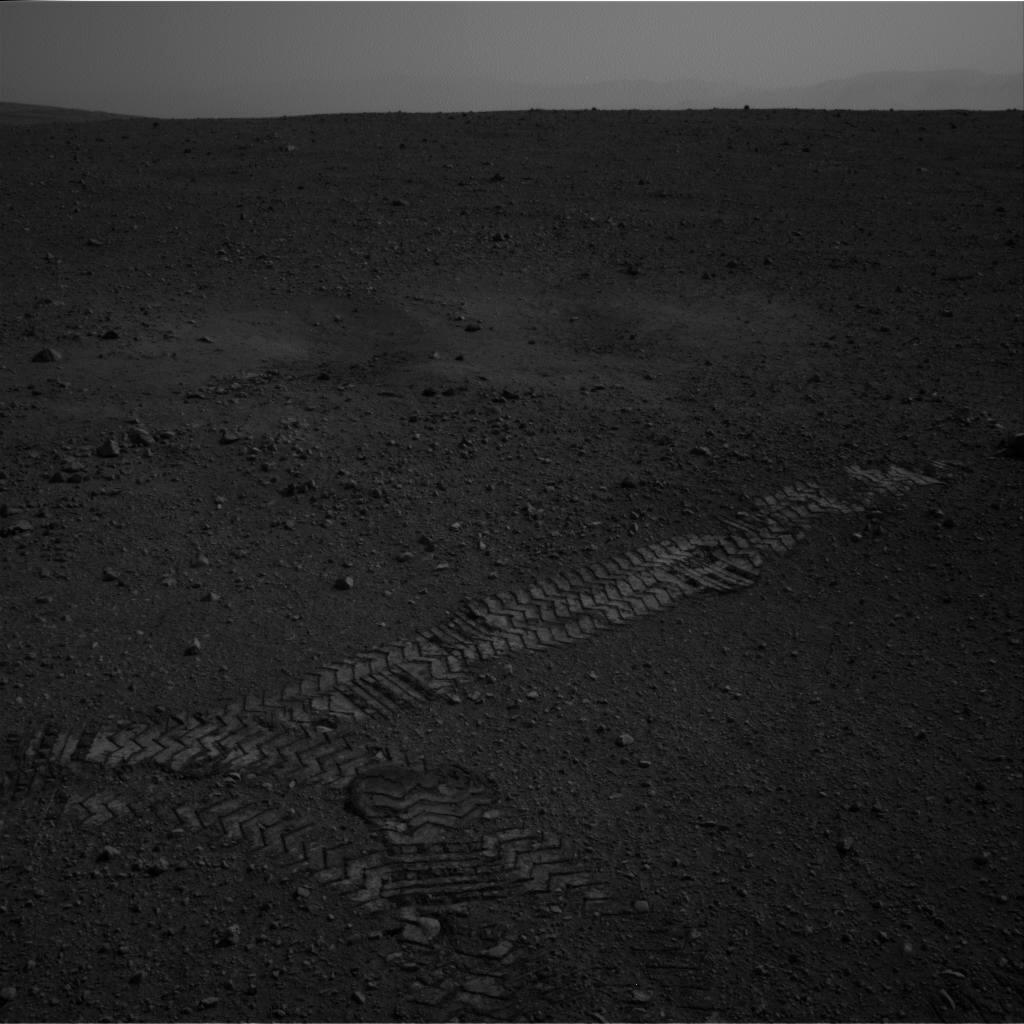 טביעות הגלגלים של קיוריוסיטי בנסיעת המבחן הראשונה שלו על מאדים. צילום: נאס"א