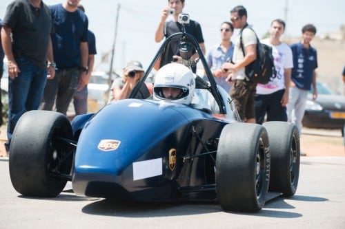 يقلع \ تقلع! اتخذ فريق السباق من جامعة بن غوريون في النقب، BGR - Ben-Gurion Racing، اليوم الخطوة الأولى على الطريق إلى مسابقة Formula SAE التي ستقام في إيطاليا الأسبوع المقبل، مع عرض السيارة و عرض الأداء القصير الذي أقيم اليوم في مضمار سباق كوخاف يائير. تصوير: داني ماخلز، جامعة بن غوريون