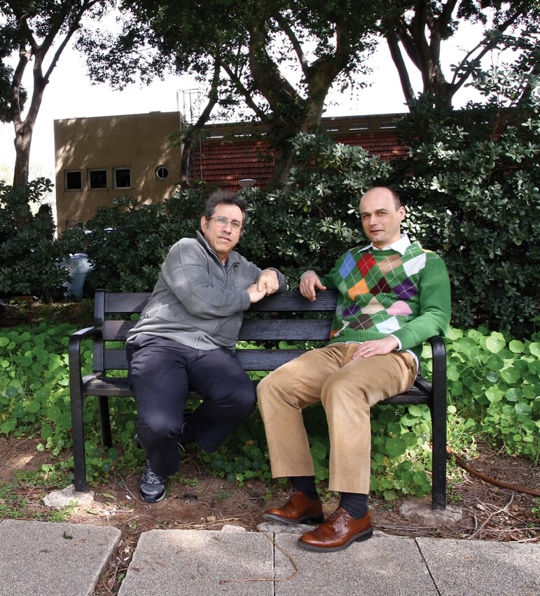 From the right: Prof. Joachim Shapatz and Prof. Benjamin Giger. synthetic biology. Photo: Weizmann Institute