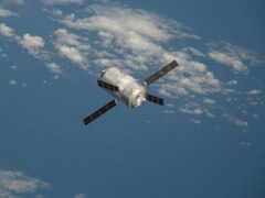 "ה-ATV-3 בעת הגיעה לתחנת החלל הבינלאומית, ב-28 במארס 2012. צילום: NASA TV