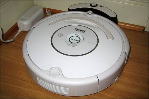 الصورة 2: جهاز Roomba عند نقطة الإرساء. مصدر الصورة: ويكيبيديا.