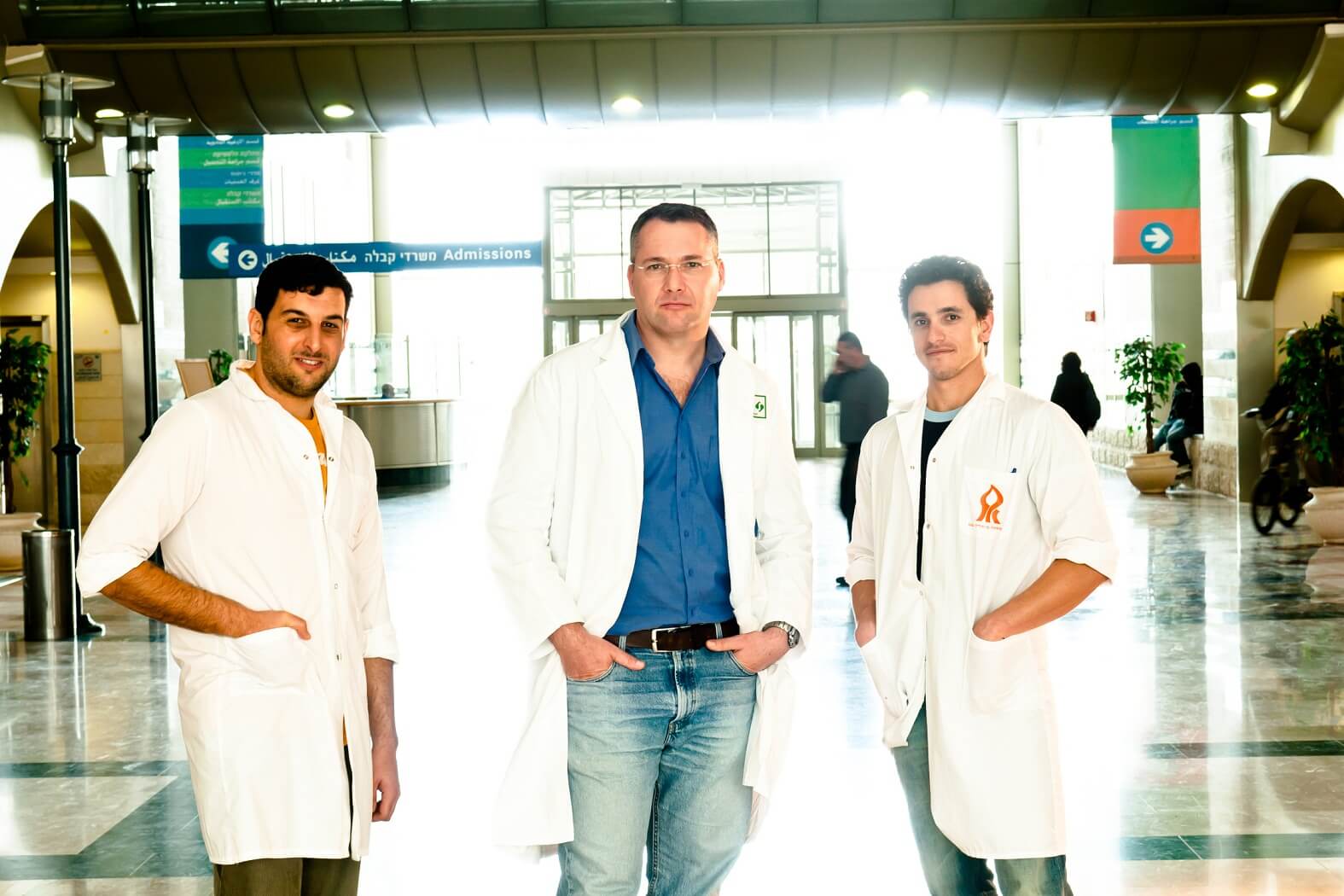 Dr. Eli Lewis (center) together with Eyal Ozari and another lab member - David Ohion. Photo: Danny Machlis, Ben-Gurion University of the Negev.