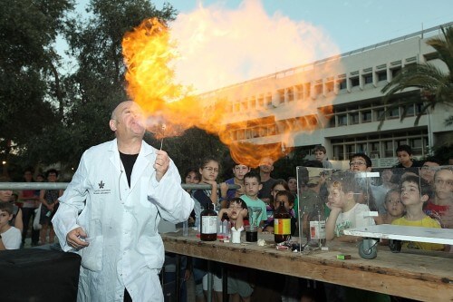 الدكتور توماس غودمان يبصق النار في "عرض سحري جسدي" خلال ليلة العلماء في جامعة تل أبيب، 24/9/2012. تصوير: كوبي كانتور من جامعة تل أبيب