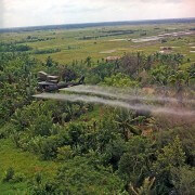 מסוק UH-1D מרסס חומר מנשיר המכיל את הרעל אייג'נט אורנג' על אדמה חקלאית בדלתה של המקונג בעת מלחמת ויאטנם. מתוך ויקיפדיה