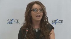 הזמרת שרה ברייטמן במסיבת עיתונאים במוסקווה, 10 באוקטובר 2012, בה הודיעה כי תטוס כתיירת חלל ב-2015