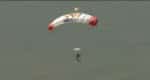 המשך הירידה בעזרת המצנח - יותר מקרוב. צילום: Red Bull Stratos.