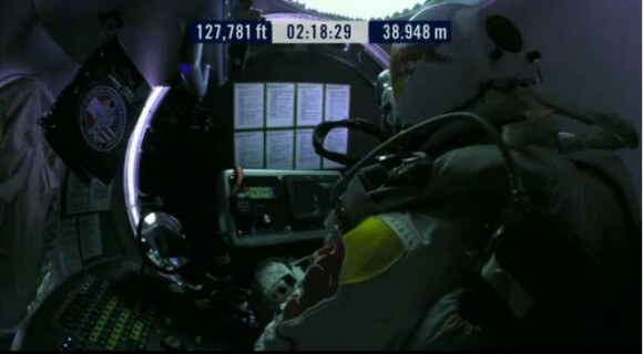 מעל כתפיו של הקופץ פליקס באומגרטנר. צילום: Red Bull Stratos.