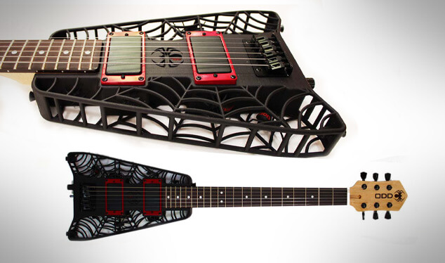 גיטרה שהודפסה בתלת-ממד. דוגמה לשימוש היצירתי בטכנולוגיה החדשה. שימו לב לעכביש שבתוך הגיטרה!