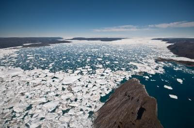 מבט במורד פיורד אילוליסאט לעבר מוצאו, שבו קרחון Jakobshavn Isbrae  מאבד קרח לאוקיראנוס. הפיורד משובץ קרחונים לכל אורכו (60 קילומטר). צילוםף איאן ג'וגהין, אוניברסיטת וושינגטון