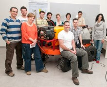פרופ' יעל אידן עם קבוצת חוקרים צעירים מאוניברסיטת בן-גוריון בנגב העוסקים בפיתוח רובוטים לצרכים חקלאיים. צילום: דני מכליס, אוניברסיטת בן-גוריון בנגב.