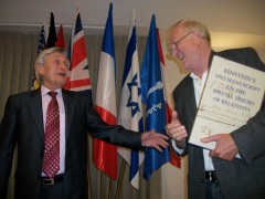 פרופ' קלאוזנר מקבל עותק ממאמרו של איינשטיין על תורת היחסות מפרופ' חנוך גוטפרוינד. צילום: ד"ר גלי ויינשטיין