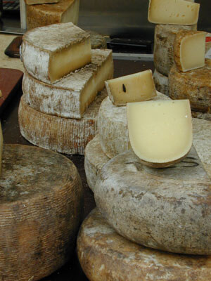 גבינות בשוק בבאזל שבשווייץ. מתוך ויקיפדיה
