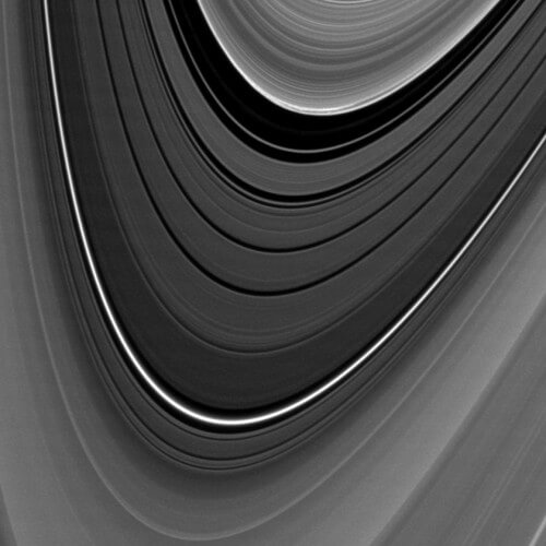 תצלום PIA11669 – מרווח קסיני (division Cassini) אזור שצפיפותו נמוכה נמצא בין טבעת A לטבעת B