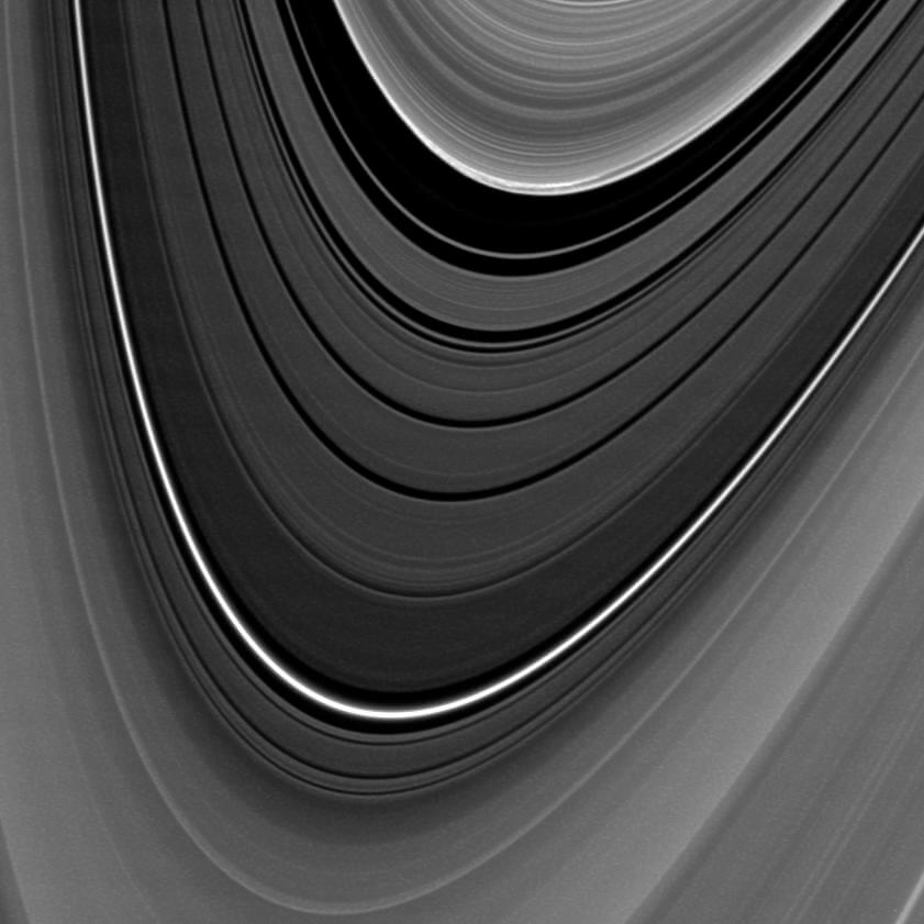תצלום PIA11669 – מרווח קסיני (division Cassini) אזור שצפיפותו נמוכה נמצא בין טבעת A לטבעת B