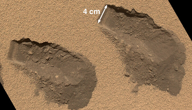 החפירות השלישית (משמאל) והרביעית (מימין) ברוחב של 4 סנטימטר כל אחת של אדמת מאדים שחפרה זרוע החפירה של קיוריוסיטי באוקטובר 2012. צלום:NASA/JPL-Caltech/MSSS