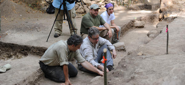 פרופ' דייויד סטיוארט מאוניברסיטת אוסטין שבטקסס ואנשי צוותו בחפירות המאיה בגוואטמאלה. צילום: אוניברסיטת טקסס