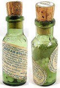 בקבוקי תרופות הומיאופתיות. מתוך ויקיפדיה