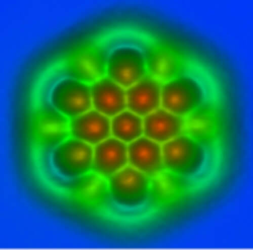 אטומים מסודרים בתוך מולקולה. צילום: מעבדות המחקר של יבמ בציריך, 2013