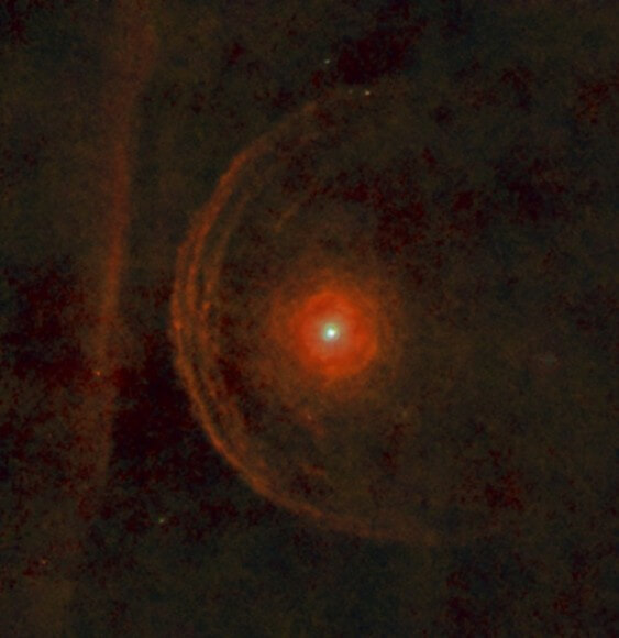 صورة للعملاق الأحمر بيتلجوس يقترب من جدار غبار غامض. الصورة: تلسكوب هيرشل التابع لوكالة الفضاء الأوروبية