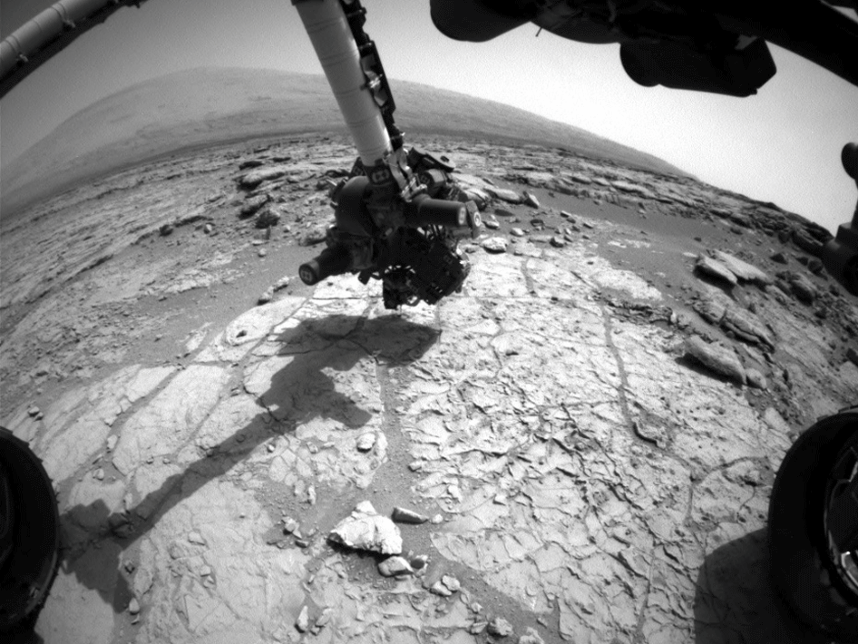 רצף של שלוש תמונות שצילם רכב השטח המאדימאי קיוריוסיטי של נאס"א המראות את תהליך הקדיחה בסלע הקשיח ב-8 בפברואר 2013. צילום: NASA/JPL-Caltech/MSSS