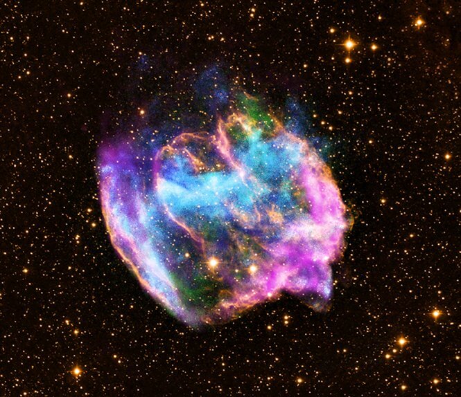 بقايا المستعر الأعظم W49B. (الأشعة السينية: NASA/CXC/MIT/L. Lopez et al؛ الأشعة تحت الحمراء: Palomar؛ الراديو: NSF/NRAO/VLA)