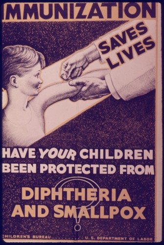 ملصق خدمات الطوارئ الأمريكية في فترة الحرب العالمية الثانية يحث على تطعيم الأطفال. من ويكيميديا ​​كومنز