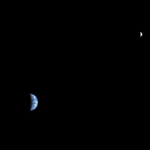 הארץ והירח כפי שנראו על ידי מצלמת HiRISE שעל  המקפת MRO של נאס"א. 3 באוקטובר 2007. Credit: NASA