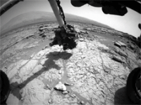 רצף של שלוש תמונות שצילם רכב השטח המאדימאי קיוריוסיטי של נאס"א המראות את תהליך הקדיחה בסלע הקשיח ב-8 בפברואר 2013. צילום: NASA/JPL-Caltech/MSSS