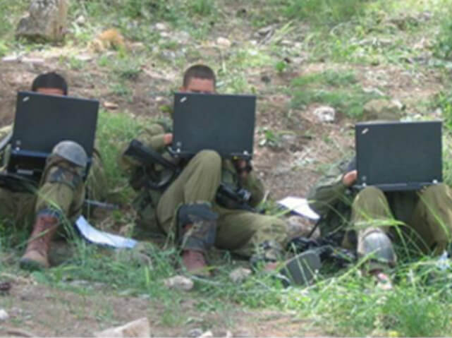 The study accompanied more than 1,000 soldiers from the moment of recruitment until after the operational activity. Soldiers perform communication tasks on the computer during service. Photo: Ilan Veld, Tel Aviv University