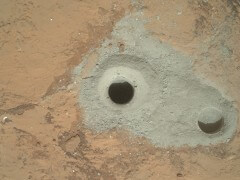 במרכז התמונה שצילם קיוריוסיטי, רואים חור בסלע המכונה "ג'ון קליין" שבו הרכב ביצע את הקידוח הראשון על מאדים. צילום:NASA/JPL-Caltech/MSSS