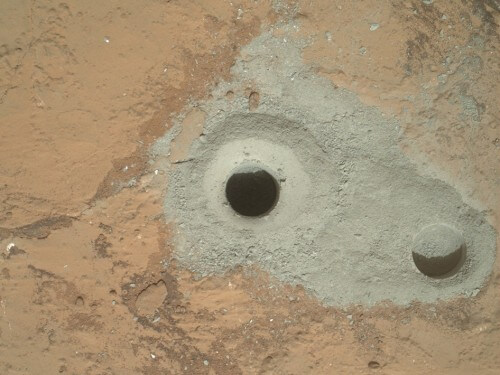 وفي وسط الصورة التي التقطتها المركبة كيوريوسيتي، ترى حفرة في الصخر تعرف باسم "جون كلاين" حيث قامت المركبة بأول عملية حفر على المريخ. الصورة: ناسا/مختبر الدفع النفاث-معهد كاليفورنيا للتكنولوجيا/MSSS