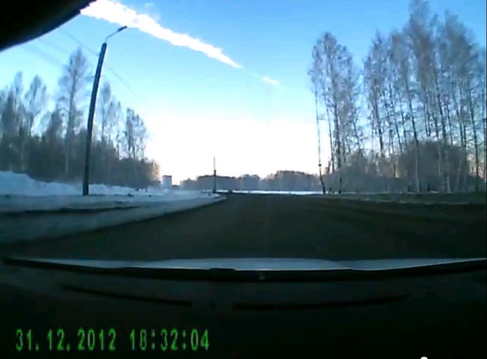 עוד זוית ראיה של המטאור שפגע ברוסיה ביום שישי, 15/2/2013, מתוך סרטון ביוטיוב