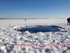 הבור שנפער בכיסוי הקרח של אגם צ'רבאקול מנפילת המטאוריט. צילום: ראש עיריית צ'רבאקול