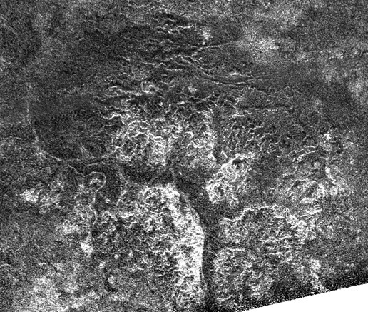 קניונים בחצי הכדור הדרומי של טיטאן, בהדמיית מכ"מ מהחללית קאסיני. צילום: נאס"א