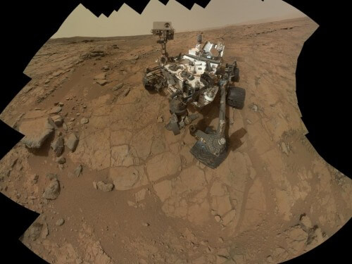 זו תמונה עצמית של רכב המאדים קיוריוסיטי המורכבת מ-66 תמונות שצולמו בידי מצמת הזרוע MAHLI במהלך היום המאדימאי ה-177 של עבודת קיוריוסיטי על מאדים או בלשון כדור הארץ 3 בפברואר 2013. צילום: NASA/JPL-Caltech/MSSS 