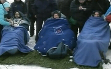 أعضاء الطاقم الرابع والثلاثون لمحطة الفضاء الدولية بعد الهبوط في كازاخستان في 34 مارس 16