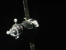 החללית סויוז TMA-8M מתקרבת לתחנת החלל, 28 במרץ 2013. צילום: NASA TV