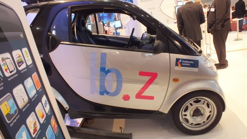 אחת המכוניות הרבות שהדגימו טכנולוגיות בתערוכת סביט 2013 בהנובר, גרמניה. צילום: אבי בליזובסקי