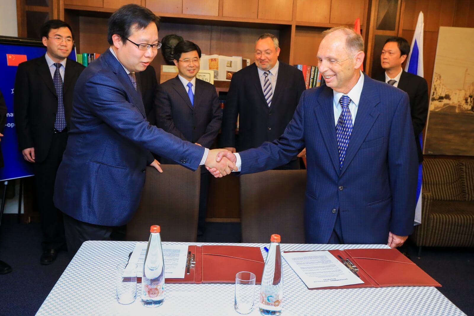 הסכם להקמת מרכז פיתוח בסין עבור חברת לקסיפון הישראלית, עם סגן ראש עיריית צ'אנגג'ו. צילום: שלומי מזרחי