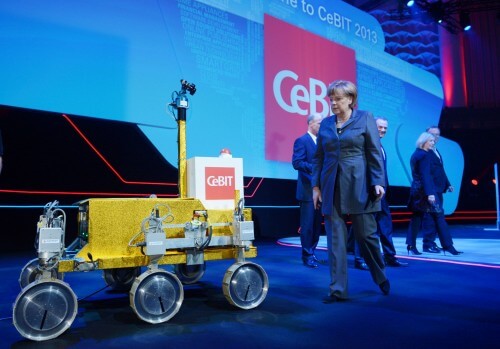 קנצלרית גרמניה אנגלה מרקל ליד דגם רכב המאדים בריג'יט שבחרת EADS בונה עבור סוכנות החלל האירופית בפתיחת תערוכת סביט 2013