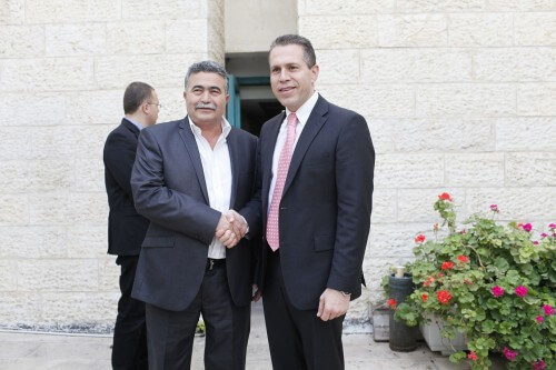 The exchange of ministers in the Ministry of Environmental Protection - the incoming minister Amir Peretz and the outgoing minister Gilad Ardan. Photo: Tomer Zamora