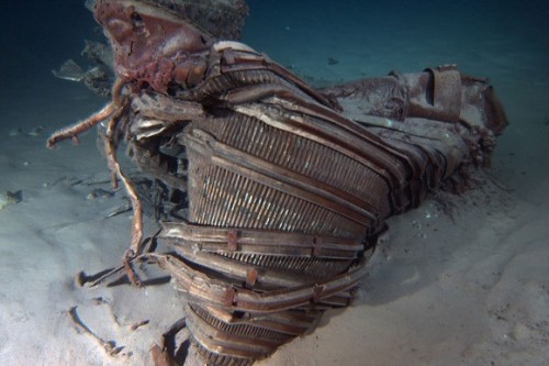 תאי ההינע של מנועי F-1 ששירתו את טיסות אפולו על קרקעית האוקיאנוס. צילום: Bezos Expeditions