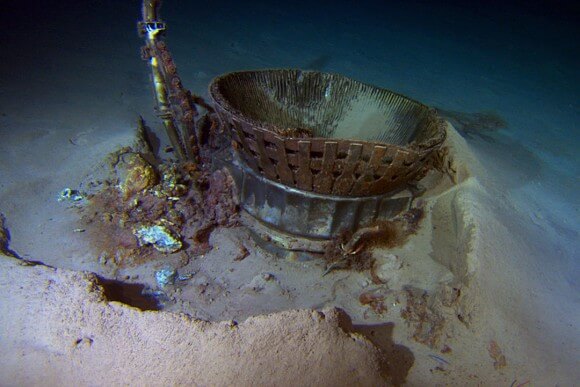 שרידי מנוע F-1 ובהם המבער, על קרקעית האוקיאנוס. צילום: Bezos Expedition