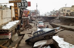 בתמונה: נזק לעיר אנקורג' באלסקה לאחר רעידת אדמה שהתרחשה שם ב-27 במארס 1964, בו בזמן גם נרשמה פעילות שמש חלשה מהממוצע. צילום: צבא ארה"ב.