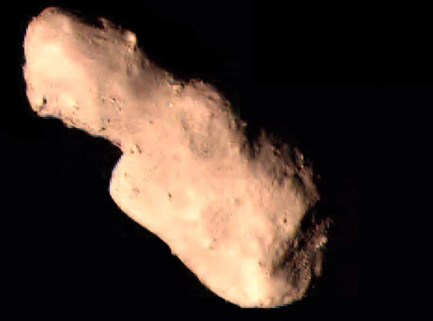 גרסה מעובדת של רצף תמונות שהראו מבט ברור של פני השטח של האסטרואיד טוטאטיס. המהמורות עשויות להיות ערמות של סלעים. צילום: סוכנות החלל הלאומית הסינית